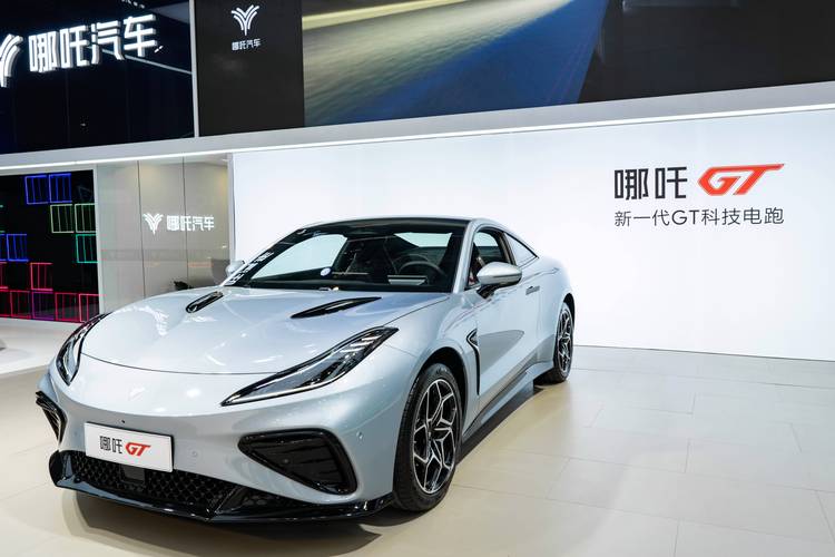 成都170哪吒汽车在智能汽车领域的表现，领途汽车在新能源汽车市场中的影响力